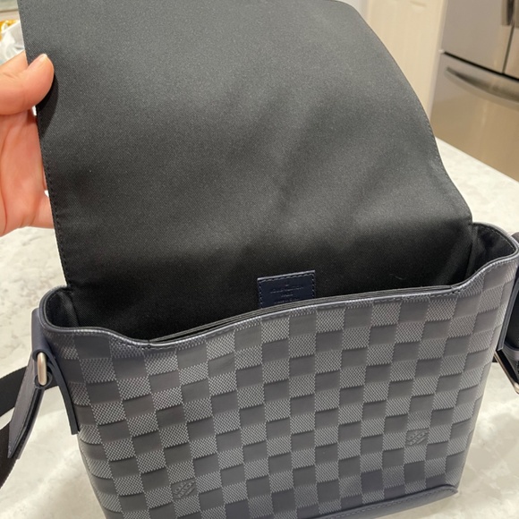 Louis Vuitton Men’s cross body bag - Picture 9 of 12